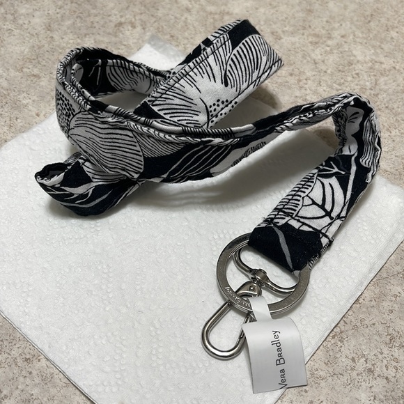 BNWT VERA BRADLEY WIDE LANYARD BEDFORD BLOOMS BLACK & WHITE PRINT HOLDER - Picture 4 of 6